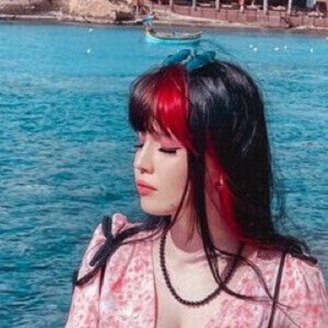 Shini Waifu 美しい女優 写真