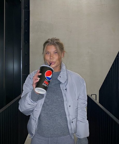 小柄な妻OnlyFans 美しいヌード ギャラリー