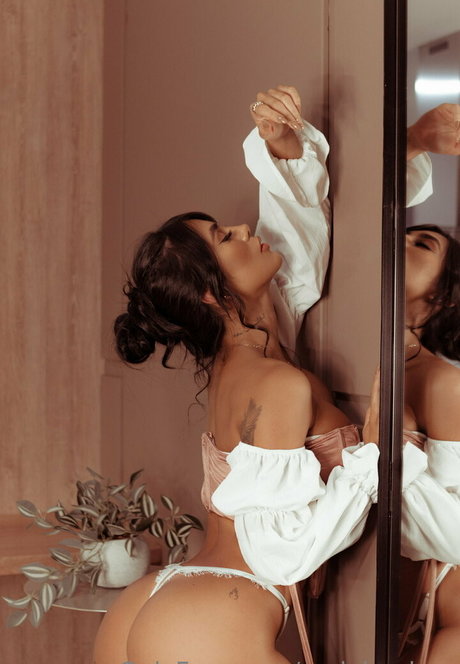 足ヌードオンリーファンズ ヌード 写真