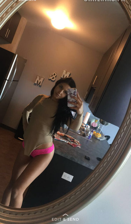 ピアス乳首オンリーファンズ 美しいヌード 写真