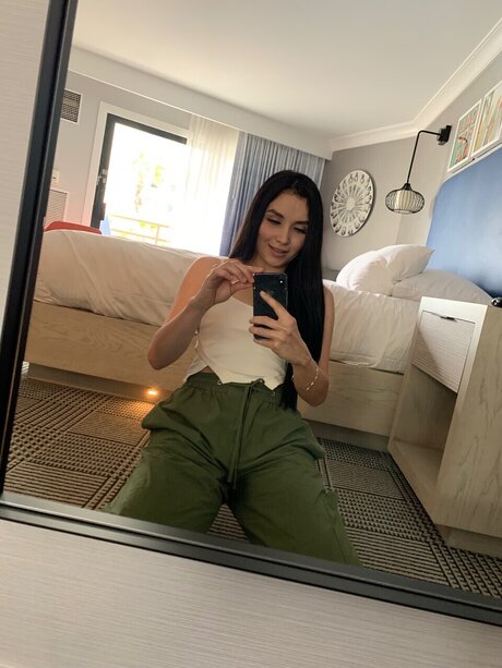 毛深いラテン系オンリーファンズ セクシーヌード 写真