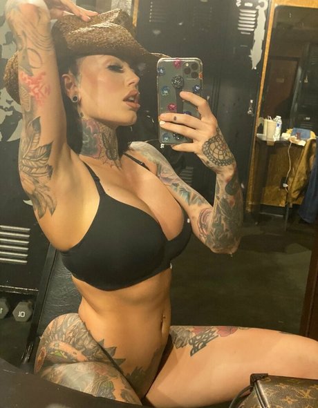 whitedovecries 裸のモデル 画像