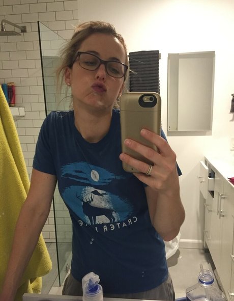 Iliza Shlesinger エロティックモデル ギャラリー