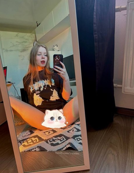 Yuiwoo 裸のポルノスター 写真