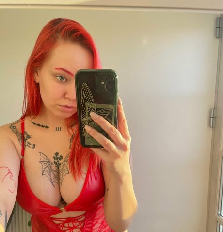 ゴス3P OnlyFans セクシーヌード 画像