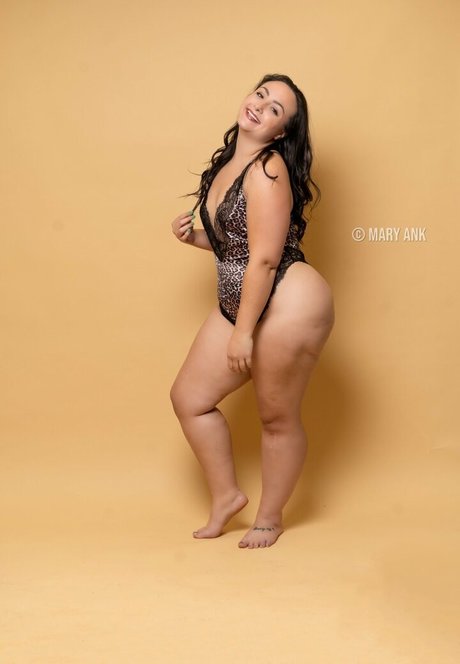 曲線美のラテン系オンリーファンズ セックス 画像