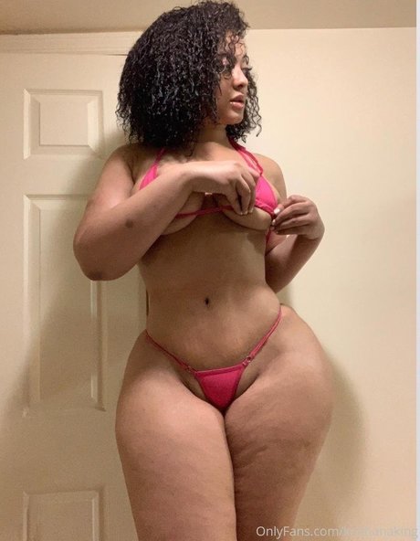 巨乳の熟女オンリーファンズ ホットポルノ 画像