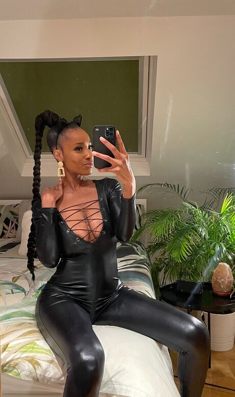 Kindle Wraps 独占ポルノスター ギャラリー