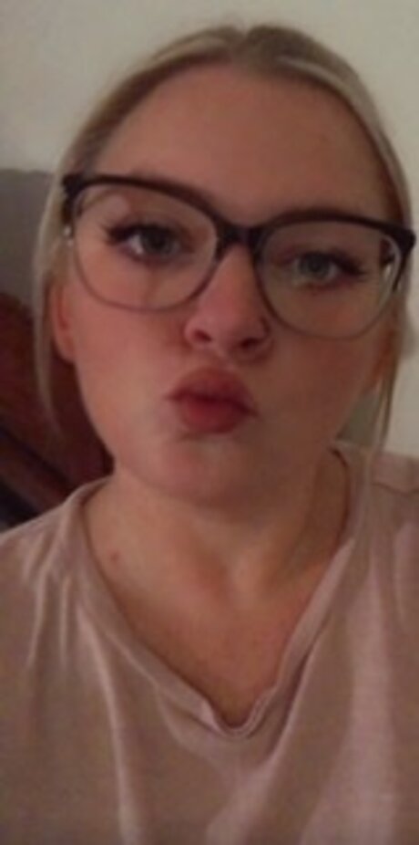 August Reign 独占女優 ギャラリー