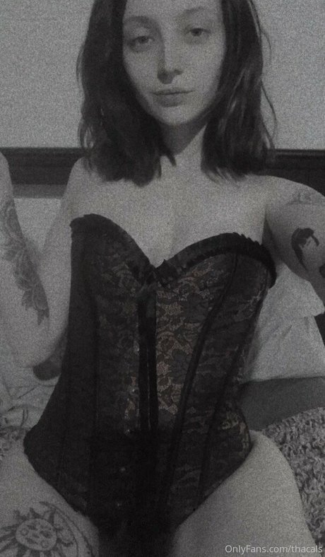 熟女の足オンリーファンズ セクシーヌード 画像