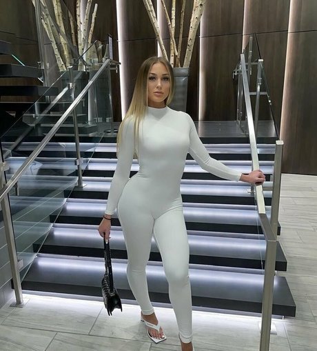 ハンズオンリーファン アートヌード 画像