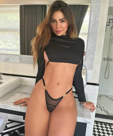 ブルネットの猫OnlyFans ポルノグラフィック ギャラリー