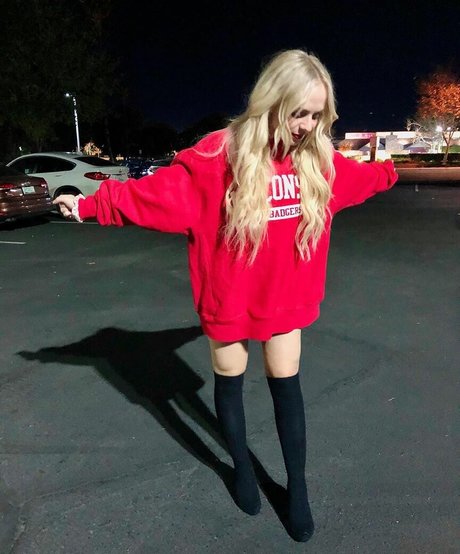 Madilyn Bailey アートスター 写真