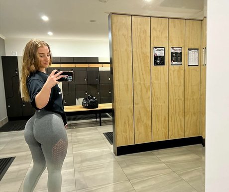 Isobel Hall セックスモデル 写真