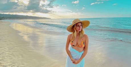 Stephanie Cayo ヌードモデル 画像