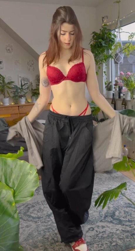 Leonie Busse セックス女優 写真