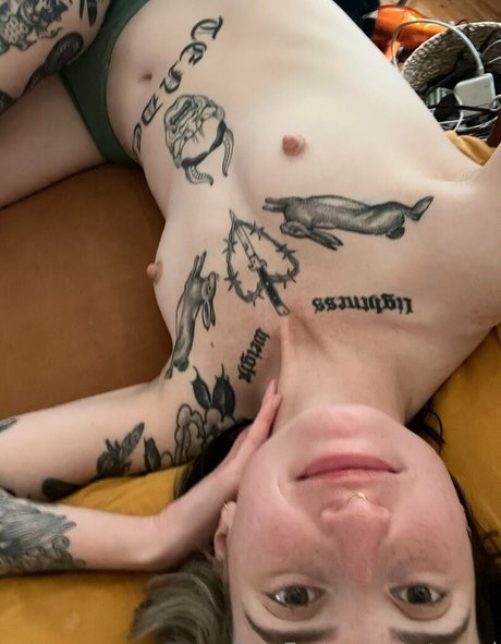 ルビーオンリーファン ポルノ 写真