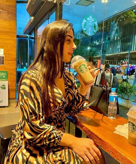 アラブのティーンズオンリーファンズ アートxxx 写真