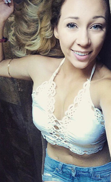 巨大なチンポを持つシーメールオンリーファンズ ポルノグラフィック 写真