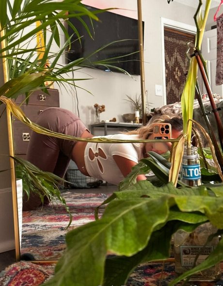 毛深いおばあちゃんOnlyFans ヌード 画像