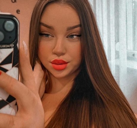 Skorka Kitti 裸のスター 写真