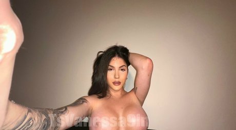 アラブのティーンズオンリーファンズ 美しいヌード 写真