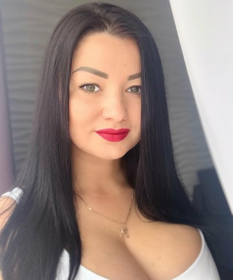 裸の熟女オンリーファンズ ポルノ 写真