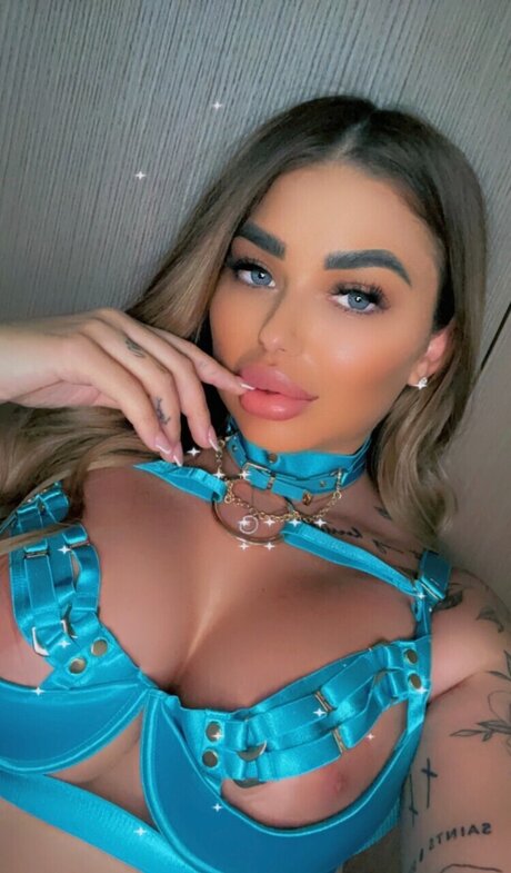 Curvy Tattooed Goddess ポルノモデル 写真