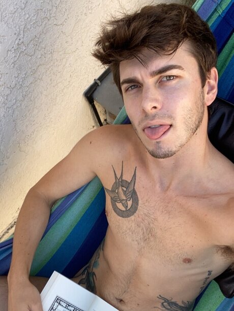 痩せたティーンのオンリーファンズ アートポルノ 画像