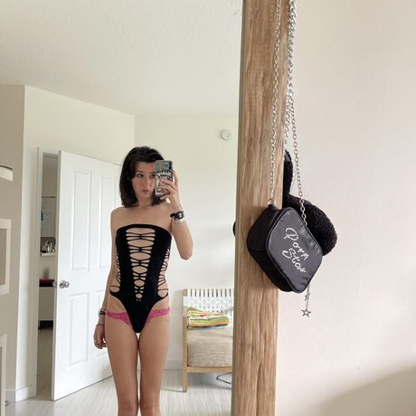 Anne Frank ポルノスター アダルト ギャラリー