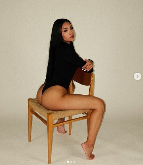 Nina Cavallero アート女優 画像