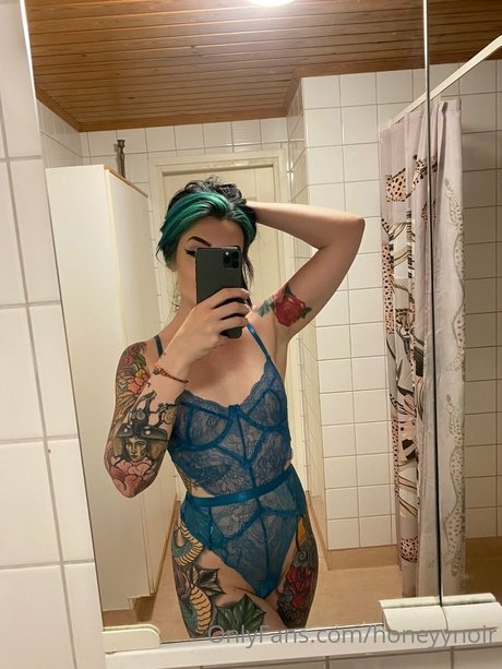 巨大なチンポを持つシーメールオンリーファンズ 可愛い 写真