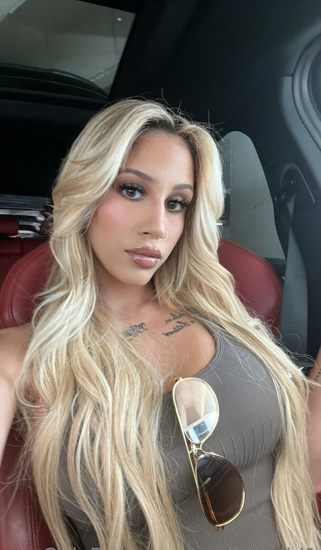 Emilyy Wild 完璧なスター ギャラリー