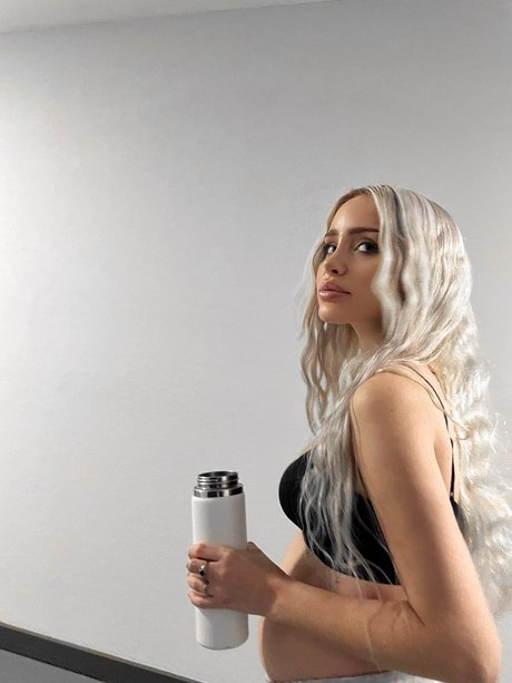 Naomi Woods 美しいスター 画像