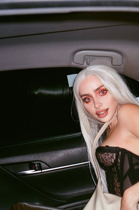 Naomi Woods エロティックなスター アーカイブ