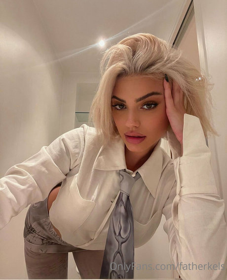 赤毛のソロOnlyFans セクシーヌード 画像