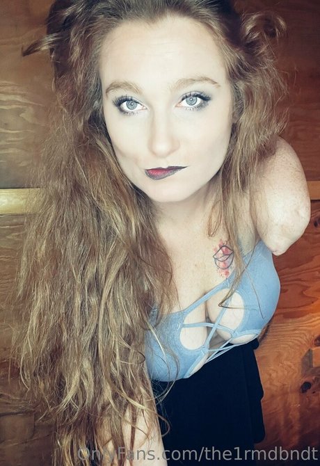 熟女クーガーオンリーファンズ 美しい 写真