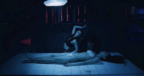 Vahide Bulu 裸のモデル 写真