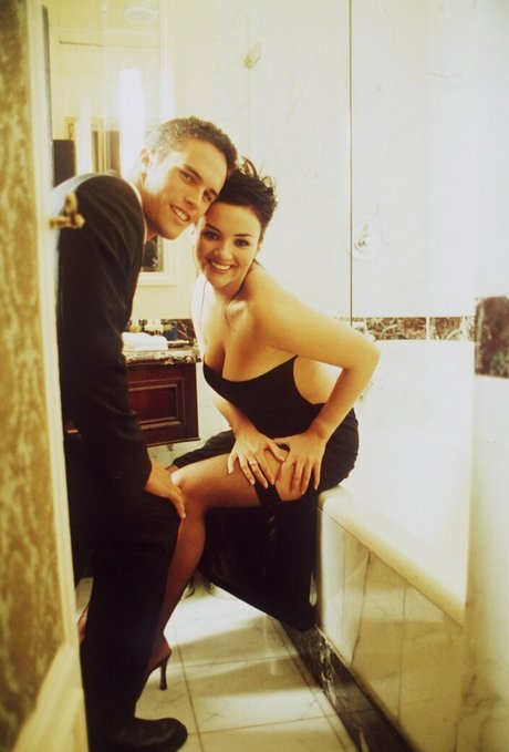 小柄な黒檀のオンリーファンズ ポルノ 写真