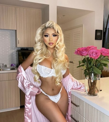 Elena Genevinne ポルノスター アダルト 写真