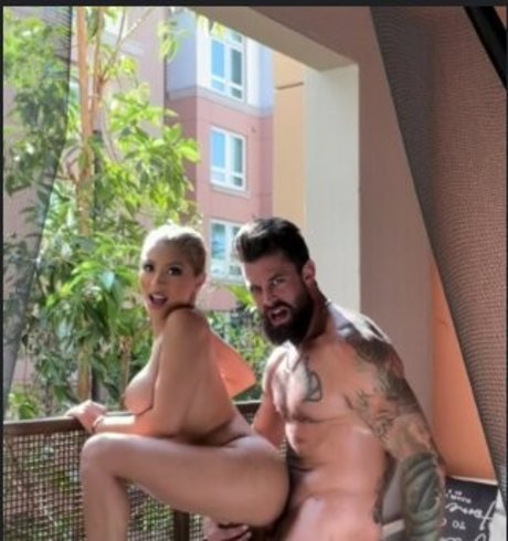 Elena Genevinne ポルノスター 裸 写真