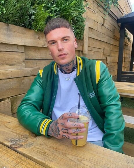 毛深い足のOnlyFans ポルノ 写真