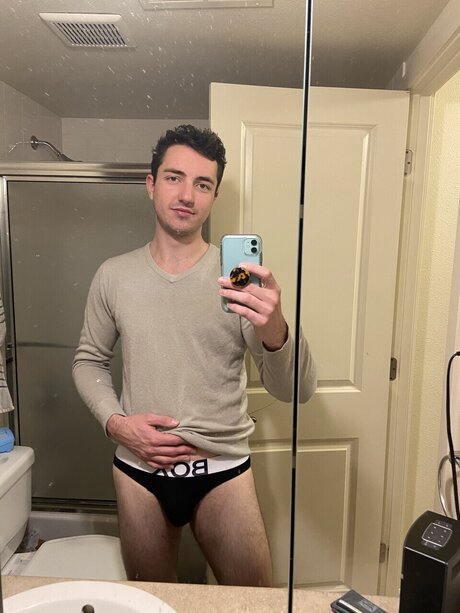 Levi ヌードのポルノスター 画像