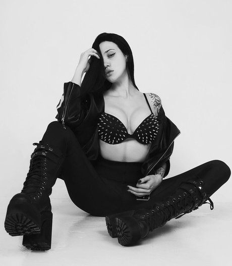 Dasha Doshik アートモデル 画像