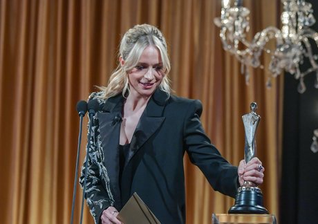 Niamh Algar エロティックモデル 写真