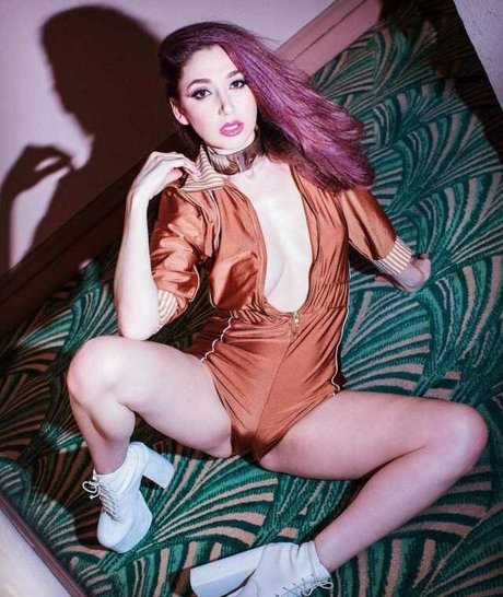 フェイシャルオンリーファンズ セクシーヌード 写真