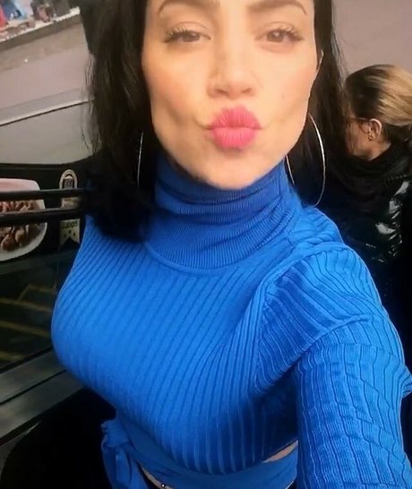 巨乳の熟女オンリーファンズ ホットヌード 写真