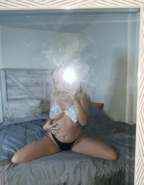 曲線美のラテン系オンリーファンズ ポルノグラフィック 写真