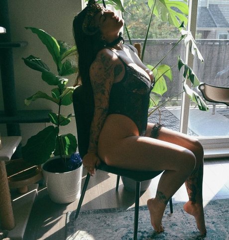 黒人ママオンリーファンズ セクシー裸 写真