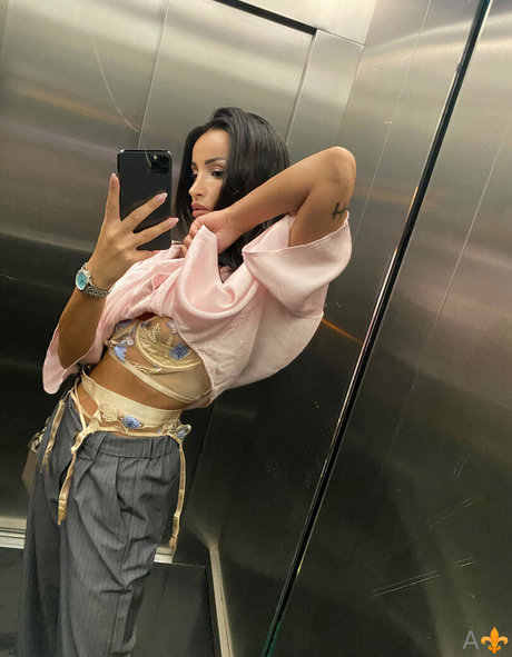 ティーンシーメールオンリーファンズ ホットセクシー 写真